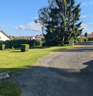 Magnac-Bourg est une commune située dans le département de la Haute-Vienne en région Nouvelle-Aquitaine.La commune de Magnac-Bourg est labellisée Village étape depuis 1995. Elle est surtout connue pour être un centre inter-culturel régional.