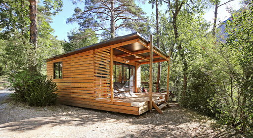 Partez en camping dans les Gorges du Verdon en Provence. Profitez de beaux emplacements avec accès privé à la plage ou séjournez en hébergement équipé.