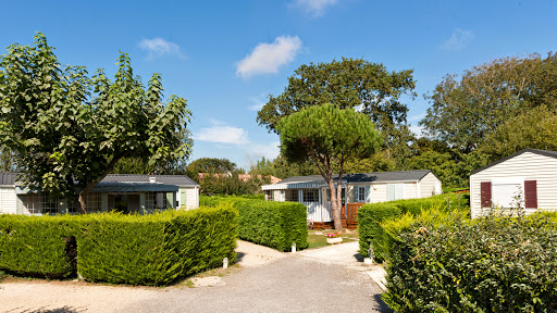 Vos vacances au bord de la mer au camping l'Eden Brétignolles sur Mer en Vendée avec piscine couverte chauffée jacuzzi pataugeoire et emplacements spacieux.