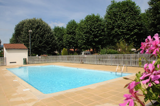 avec piscine de plein-air (ouverte de Juin à début septembre)