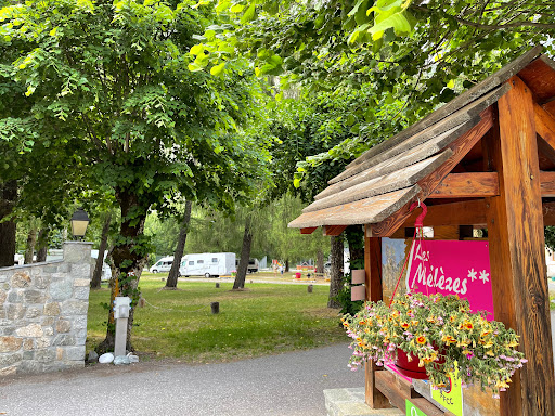 Les Mélèzes camping municipal gîte d'étape centre d'hébergement Les Glaciers La Chapelle en valgaudemar Hautes-Alpes. Un bijou dans un écrin ! Venez découvrir la beauté en valgaudemar et séjounez au coeur du village.