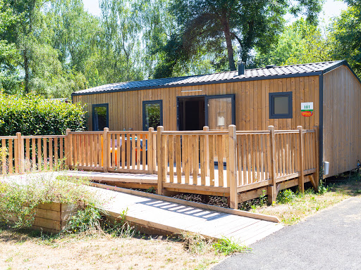 Bienvenue au camping Village du Lac ! Profitez de 13 hectares de nature à seulement 8 km de Bordeaux. Ce qui fait du Village du Lac l'emplacement idéal pour visiter tous les lieux incontournables de la Gironde ! Tranquillité et co