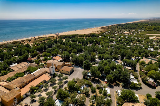 Camping en bord de mer avec un accès direct à la plage le camping Beauséjour se situe à Sérignan Plage en France au bord de la mer méditerranée.