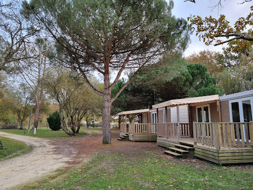 Camping Le Tastesoule 4 étoiles - Site Officiel - à Vensac près de Montalivet en Gironde. Vos emplacements de camping et location de mobil-homes.