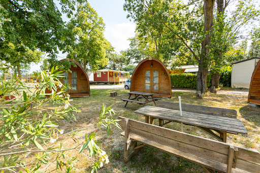 Le Camping Les Violettes sud-est Toulouse à Deyme vous accueille toute l’année. Soyez les bienvenus dans un cadre verdoyant à proximité du canal du midi !