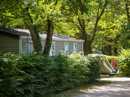 A Millau en Aveyron : un camping 3 étoiles avec piscine et plage privée