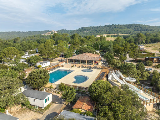 Partez en vacances au camping Les Gorges de Provence et profitez de son accès direct à la base nautique pour un séjour au cœur des Gorges du Verdon !