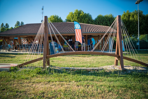 À vous la sieste sous les pins et la détente à la piscine ou en bord de lac dans votre Camping Paradis Les Rives de l'Adour dans les Landes.