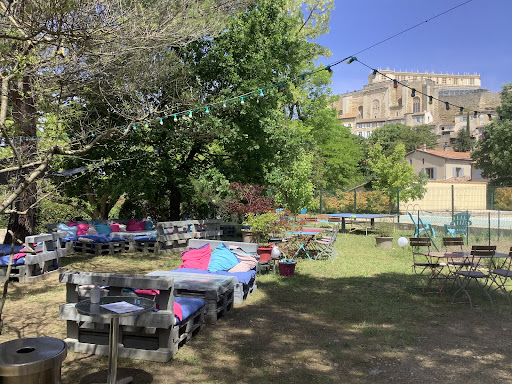 Découvrez le camping de Grignan idéalement situé au pied du château... accompagné de son snack au bord de la piscine...