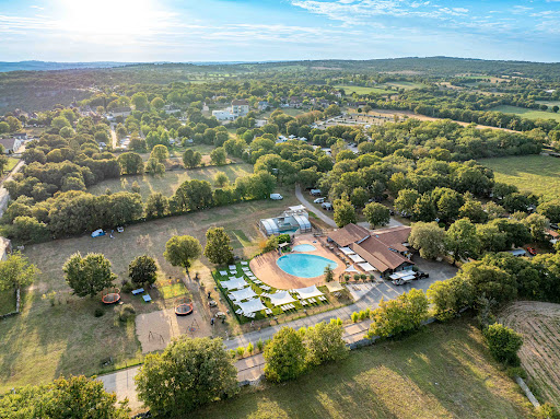 Ciela Village vous accueille dans son camping situé à Rocamadour dans le Lot. Un camping familial avec piscine