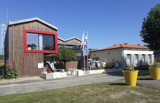 Le camping 2 étoiles Port Maubert pas cher vous accueille sur l'Estuaire de la Gironde en Charente Maritime avec piscine et wifi.