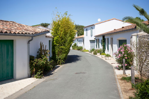 Vous cherchez un camping sur l'Ile de Ré ? Vivez des vacances inoubliables proche de l'océan. Louez un bel emplacement ou un mobile-home à l'ombre des pins.