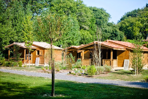 À la recherche d'un camping dans le Pays Basque ? Découvrez le camping familial sur la côte basque Eskualduna à Hendaye avec piscine chauffée de 2000m²