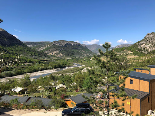 Découvrez le camping 4 étoiles Les Ramières situé à Sahune et passez des moments formidables au milieu des champs de lavande et des vergers d'oliviers