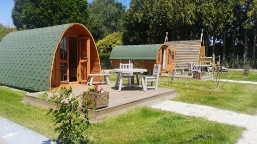 Vous recherchez une solution d'hébergement à Carentoir ? CAMPING DU BOIS VERT ** vous propose plusieurs gammes du chalet à l'hébergement insolite.