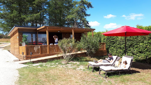 Pour votre vacances en Lozère cosy-camping vous accueille à 2 pas de l’A75. Sortie 33 (A gauche au stop). Dans une ambiance chaleureuse et conviviale qui va vous séduire.