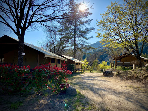 Réservez vos vacances dans un environnement naturel et calme au camping La Salendrinque à Lasalle avec piscine et rivière