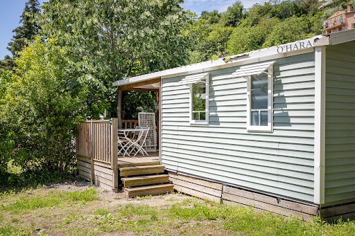 Le Camping Les Templiers vous propose des hébergements et des emplacements pour vos vacances dans le parc du Mercantour.