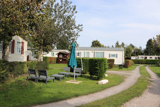 Vous recherchez une parcelle à louer pour votre mobil-home sur la côte d’Opale ?  Découvrez le camping de Waben et ses espaces verdoyants !