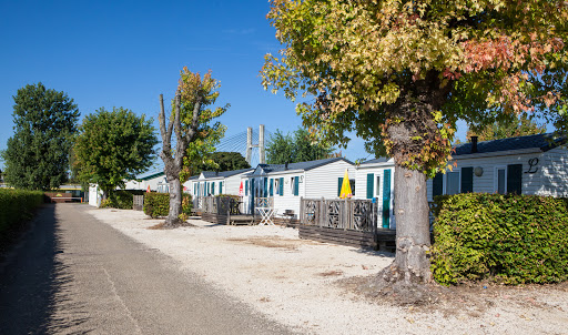 Le camping du Pont de Bourogne est un camping à Chalon-sur-Saône en bord de rivière avec des emplacements ainsi que des hébergements.