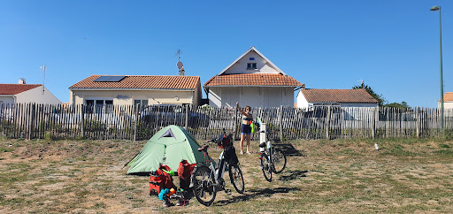 Le camping** Night&Day du Pied Girard à Saint-Vincent-sur-Jard propose plus d’une centaine d’emplacements spacieux et ombragés pour un séjour calme