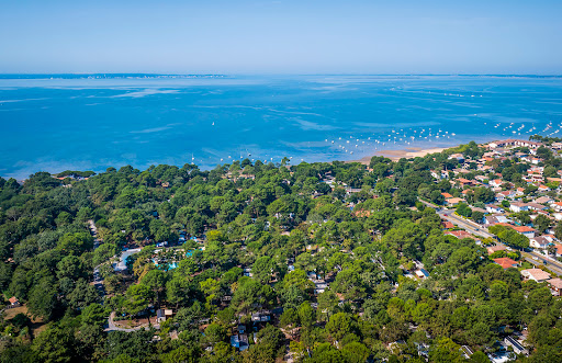 Découvrez notre camping FONTAINE VIEILLE 4 étoiles à Andernos-les-Bains. Situation exceptionnelle au bord du Bassin d'Arcachon : espace aquatique