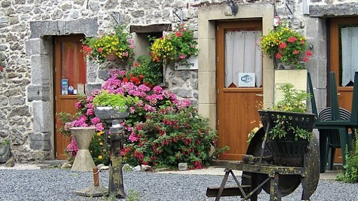 L'Étape de la Pierre Bleue vous accueille au sein du camping Les Charmes à Bettrechies. Pour réserver ou plus d'informations