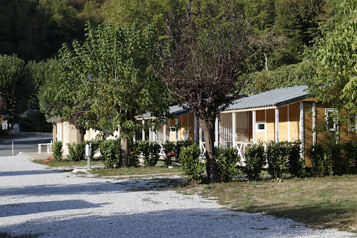 Le camping Le Jardin 3 étoiles vous accueille à Lacaze dans le Tarn avec ses chalets