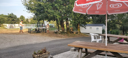 Camping situé aux alentours de Najac dans l’Aveyron Le Bosquet à La Fouillade en région Occitanie.