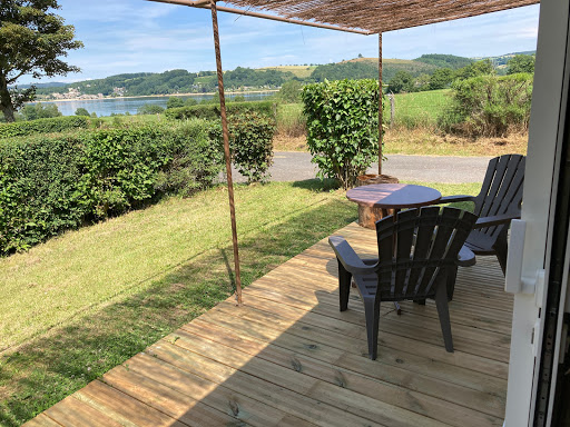 Le camping 4 étoiles Parc du Charouzech dans l’Aveyron est situé au bord du lac de Pareloup à 45 km de Millau - Piscine