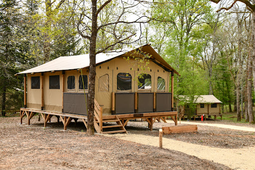 Vous recherchez un camping au cœur du Périgord ? L'écrin naturel de Neufont vous attend ! Lac