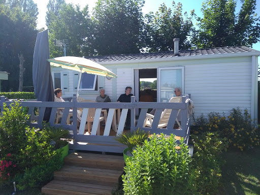 Profitez des logements entièrement équipés de notre camping tout confort pour vos vacances en famille ou entre amis. Location de chalet