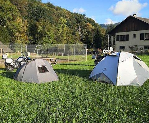 Camping les Vignes en Ariège - Venez passer votre séjour dans un lieu calme et paisible - Découvrez nos emplacements et nos hébergements.