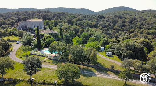 Découvrez un havre de paix dans les Sud Cévennes. Emplacements spacieux et ambiance conviviale pour des vacances inoubliables en pleine nature.