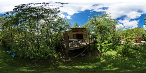 Profitez de vacances en pleine nature en Auvergne avec CosyCamp. Camping avec piscine