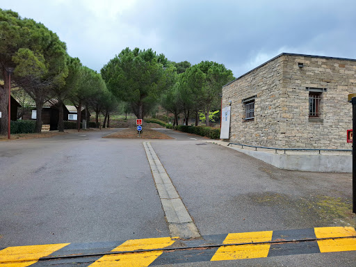 Dominé par son château du XIème siècle et idéalement situé entre mer et montagne