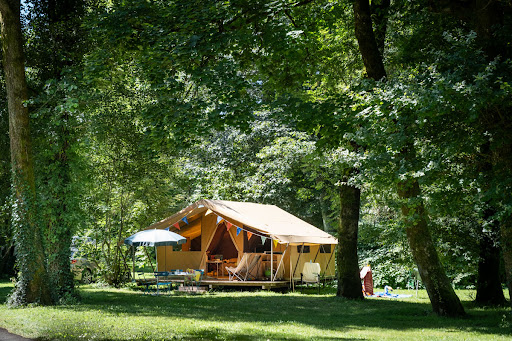 Situé sur une île de la Dordogne