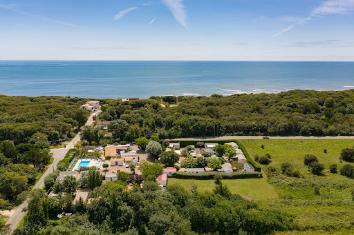 Camping île d’Oléron à Saint-Pierre-d'Oléron pour vos vacances ? Le camping 3 étoiles Les Cupressus à 200 m de la mer.