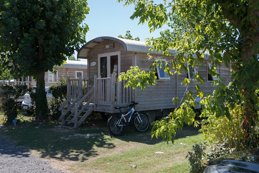 Le camping Le Bois Joly 4 étoiles vous accueille à Saint-Jean-de-Monts en Vendée pour des vacances reposantes entre amis ou en famille.