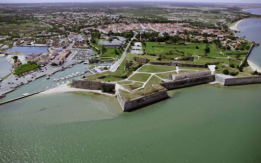 Découvrez notre camping 4 étoiles sur l'île d'Oléron et profitez de nos nombreux services et activités durant votre séjour en Charente-Maritime.