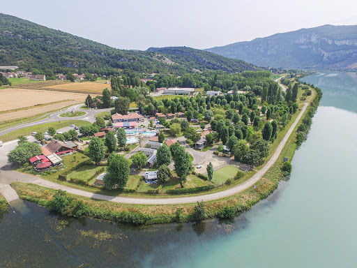 Camping 4 étoiles avec piscine proche de la Savoie dans le département de l'Ain. 110 emplacements et 40 mobiles homes.