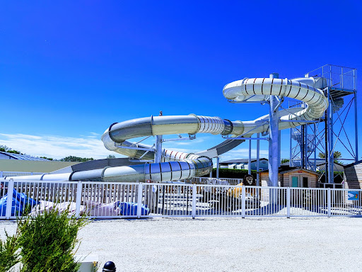 Venez découvrir un camping 4 étoiles proche des plages de Fouras et Chatelaillon ainsi que de Rochefort et sa cure thermale.