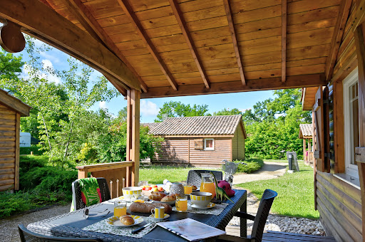 Venez passer vos vacances dans la Drôme des collines à une heure de Lyon. Le camping le Château vous accueille dans une ambiance nature