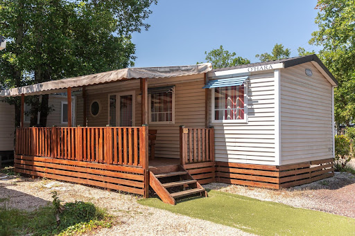 Chambres d'hôtel et location de mobil-home au Camping Domaine de Chaussy 5*. Profitez de son bel espace aquatique et de son cadre reposant pour un séjour inoubliable en Ardèche.