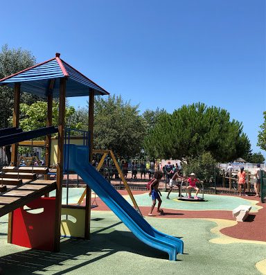 Le camping*** Le Cadoret à Fouras : situé à 800 m du centre ville et à 50 m de l'une des 5 plages de sable fin. Le camping du Cadoret vous accueillera dans son parc boisé de 7