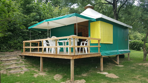 En bois ou sous les (é)toiles : cabanes