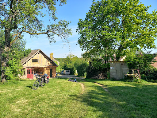 Venez passer une nuit ou des vacances en Normandie sous un verger de pommiers et de poiriers centenaires. Accueil chaleureux et convivial.