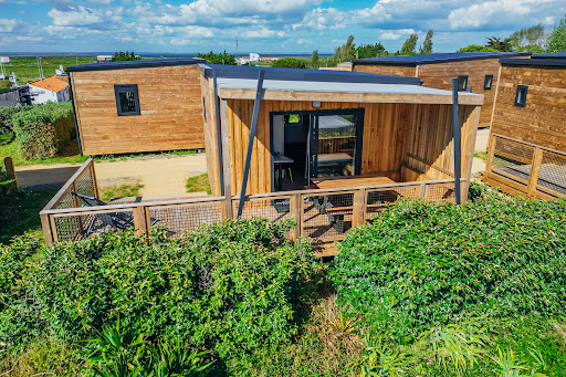 Réservez vos prochaines vacances à Noirmoutier dans un fabuleux camping 5 étoiles en bord de mer proposant un parc aquatique avec toboggans et spa !