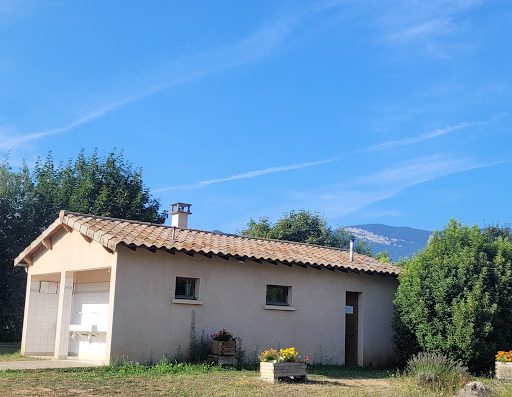 La rivière Drôme longe ce camping aire naturelle de 25 emplacements