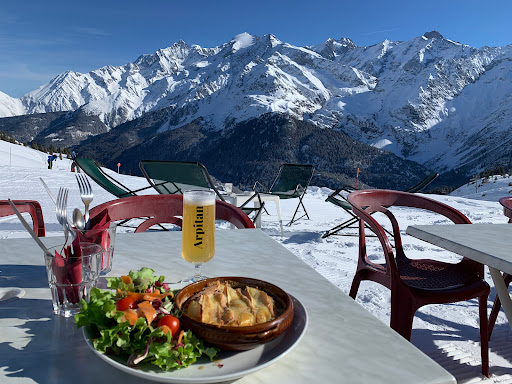 Situé face au massif du Mont-Blanc